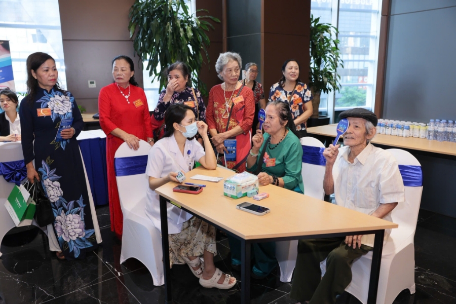 Người từ 75 tuổi trở lên đang hưởng trợ cấp hưu trí xã hội được hưởng 100% chi phí khám, chữa bệnh