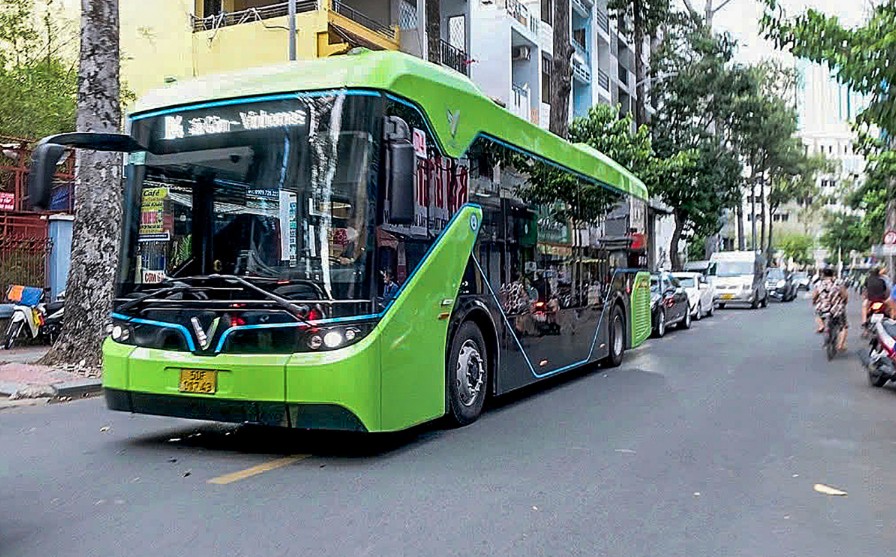 Th&agrave;nh phố Hồ Ch&iacute; Minh chủ trương miễn ph&iacute; xe bu&yacute;t, ph&iacute; hạ tầng cảng biển