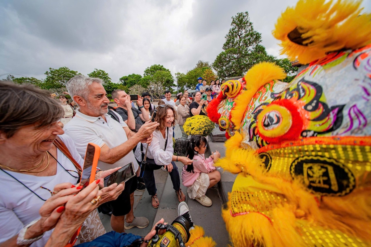 Du lịch cả nước khởi sắc mạnh mẽ dịp Tết Nguy&ecirc;n đ&aacute;n 2026