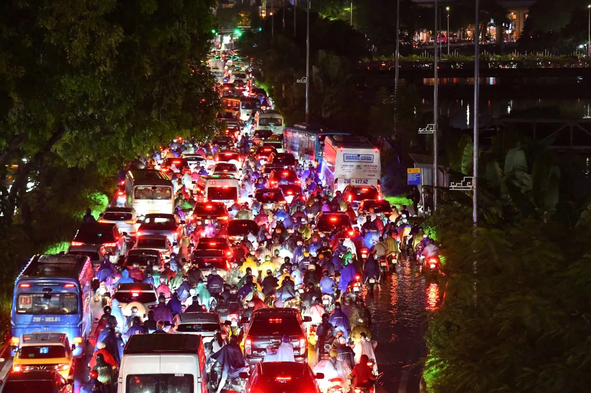 Năm 2030, H&agrave; Nội chuyển đổi to&agrave;n bộ taxi chạy xăng, dầu sang xe điện