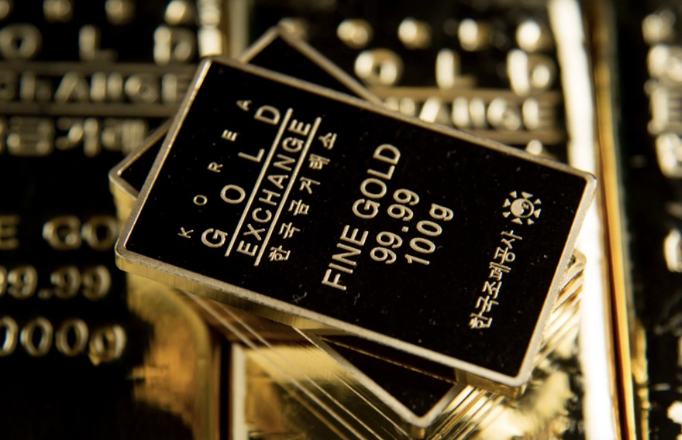 Giá vàng vững mốc 2.900 USD/oz dù đương đầu áp lực lớn từ triển vọng lãi suất cao