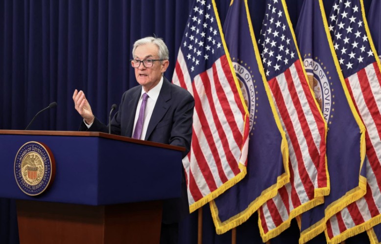 Fed hạ lãi suất nhưng phát tín hiệu cứng rắn...