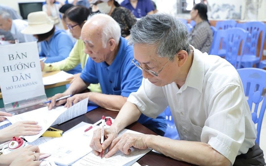 Kiến nghị trợ cấp hưu tr&iacute; cho người từ đủ 60 tuổi