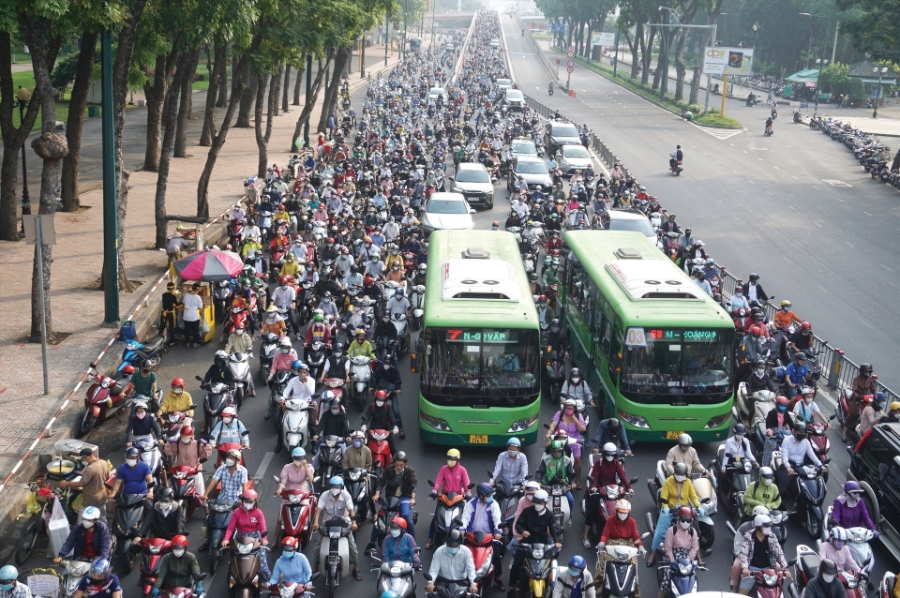 Hà Nội đề xuất hỗ trợ người dân chuyển xe máy xăng sang xe điện