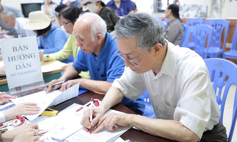 Gần 80% người đã nhận lương hưu, trợ cấp bảo hiểm qua tài khoản