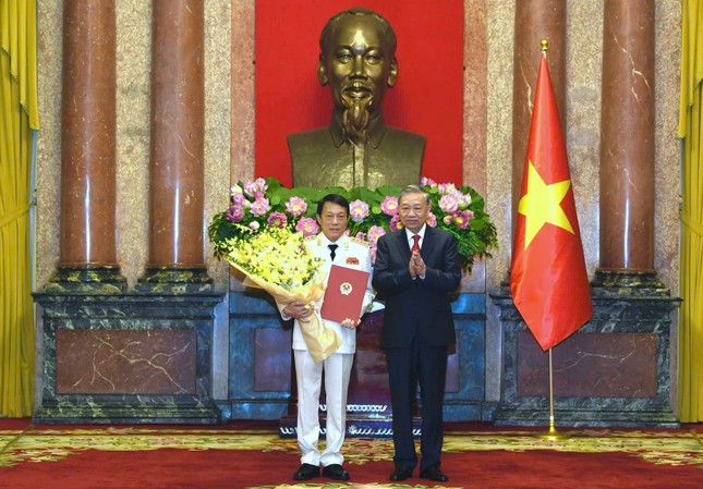 Bộ trưởng Công an Lương Tam Quang và Tổng Tham mưu trưởng Nguyễn Tân Cương được thăng hàm Đại tướng